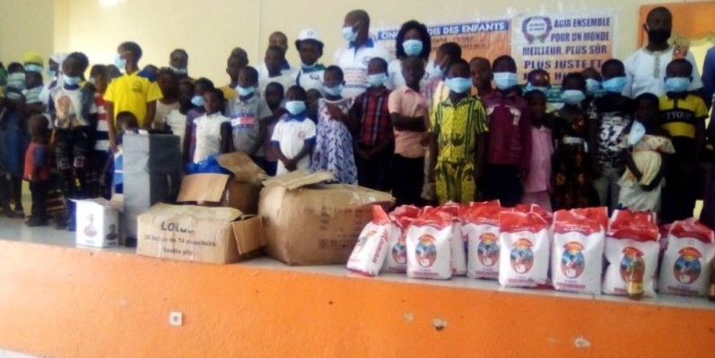 Les enfants et femmes tous heureux des dons (DR)
