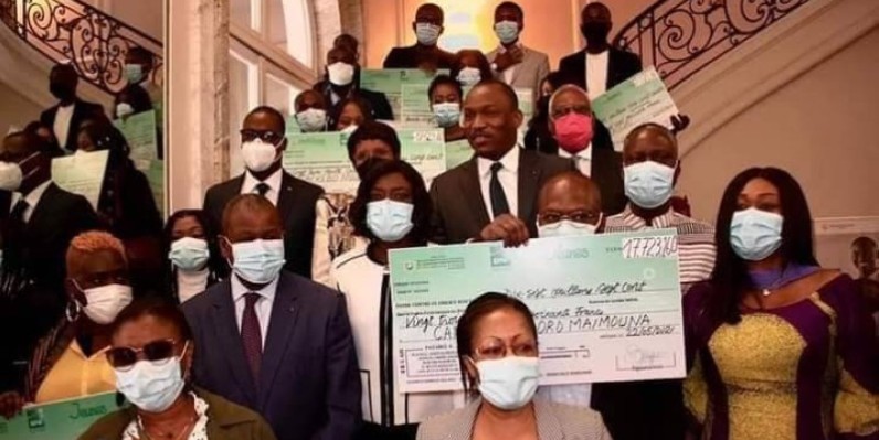 Le ministre Mamadou Touré entouré des bénéficiaires. (DR)