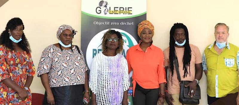 Massal Touré, commissaire générale du salon (en chemise orange), a posé avec quelques membres. (Photo : Félin communication)