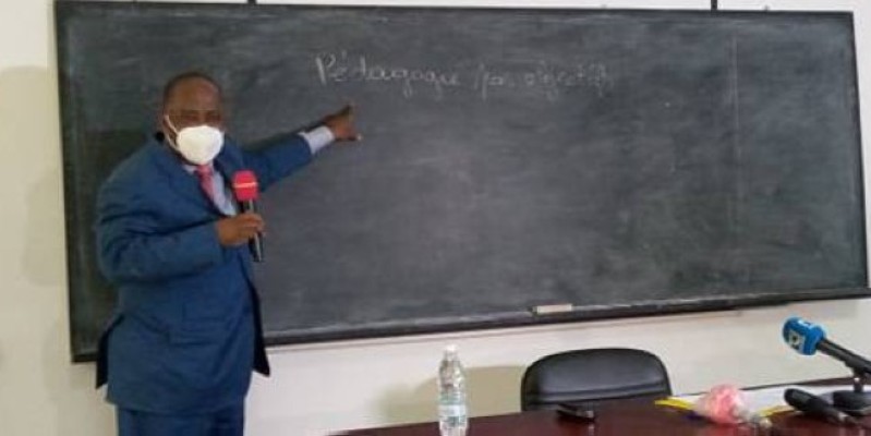Au cours de la conférence, Dr André Déazon a donné quelques explications au tableau. (Dr)
