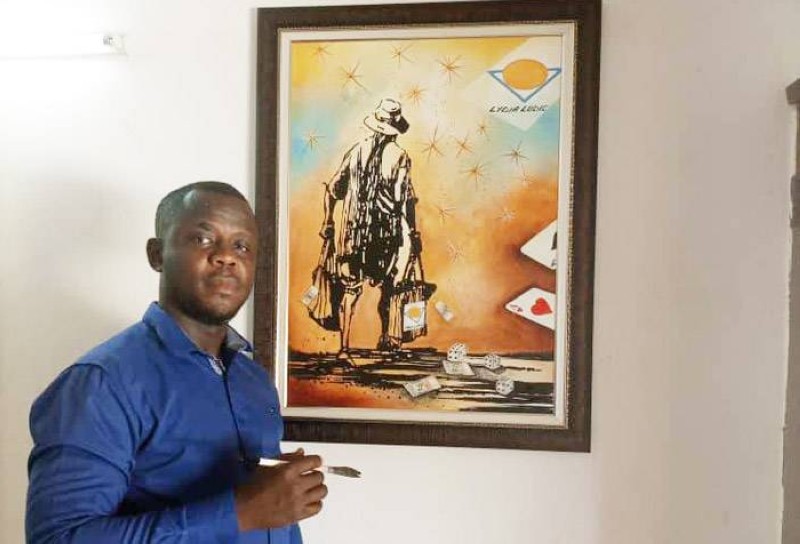 L'artiste Gonéti Gueu devant son œuvre. (DR)
