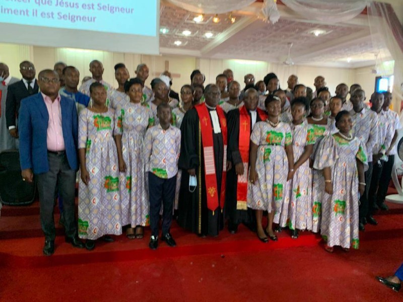 Les baptisés et communiants autour des révérends pasteurs Philippe Adjobi et Ottro Adrien. (Photo : Dr)