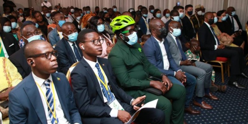 Les participants à la 2e édition de la Foire francophone des jeunes sur la gestion et le recyclage des déchets. (Marie-Ange AKPA)