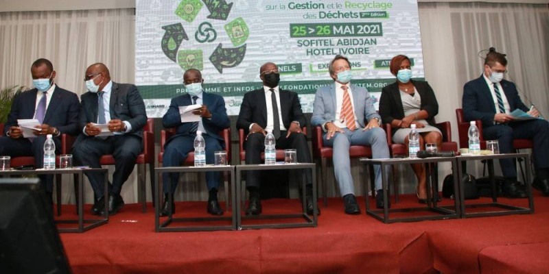 Les officiels à la 2e édition de la Foire francophone des jeunes sur la gestion et le recyclage des déchets. (Marie-Ange Akpa)