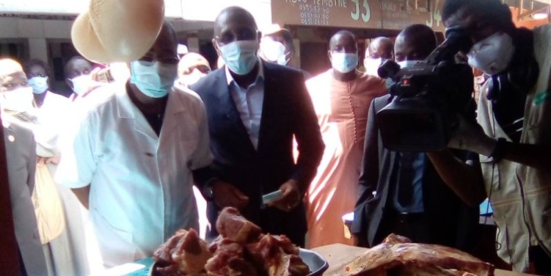 Le ministre achetant deux kilogrammes de viande à l’abattoir de Port-Bouët. (Franck YEO)