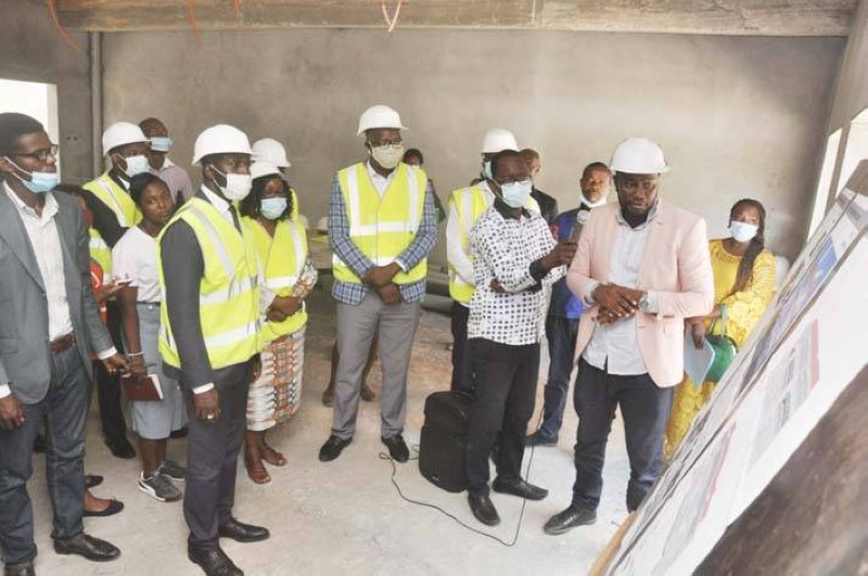 Le Président du Conseil de Gestion du FSDP, M. Abdou Abdou et ses conseillers, Mme N’Guessan Bernise, Directeur Exécutif visitent les chantiers financés par le Fonds 