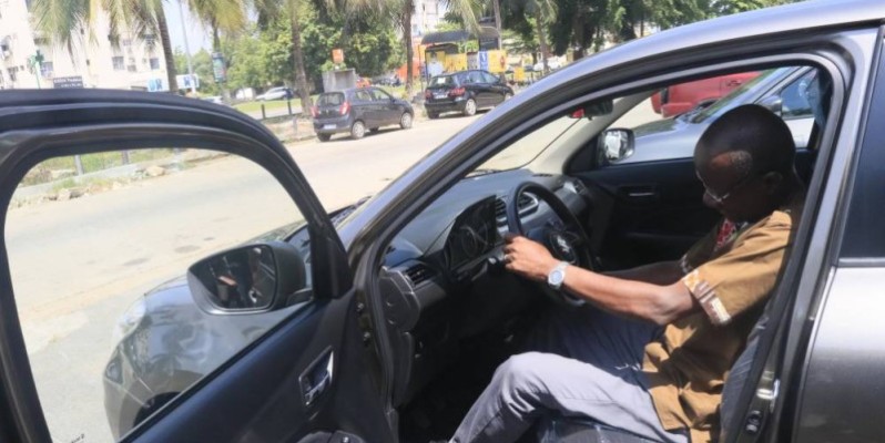 M. Simplice Bakoba très content de recevoir sa voiture. (Bavane)