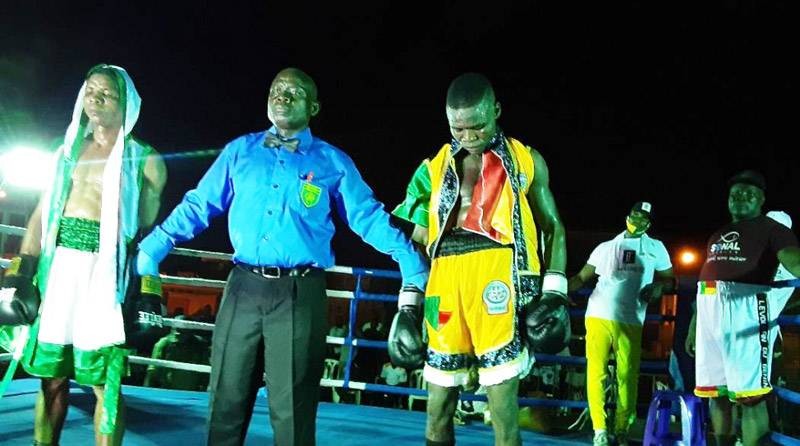 Le Togolais (à droite) a battu son adversaire aux points dans un combat âprement disputé. (DR)