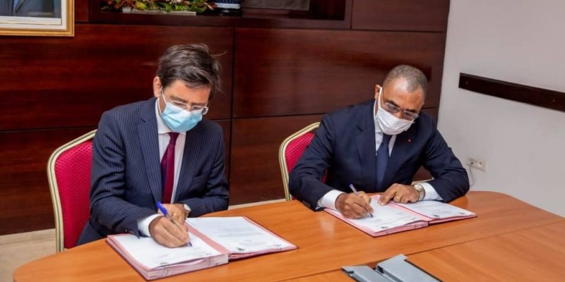 Le Premier ministre Patrick Achi (à droite) lors de la signature. (DR)