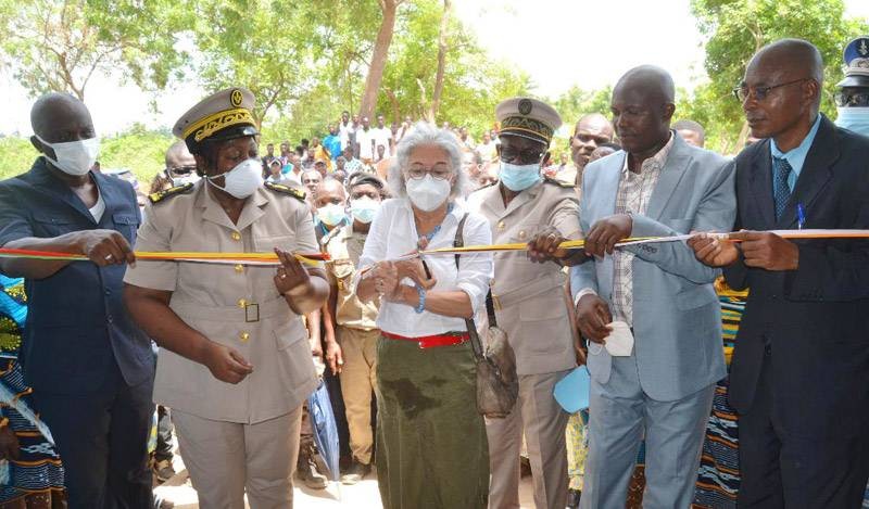 Coupure du ruban symbolique, au cours de l'inauguration du centre de santé. (Photo : DR)