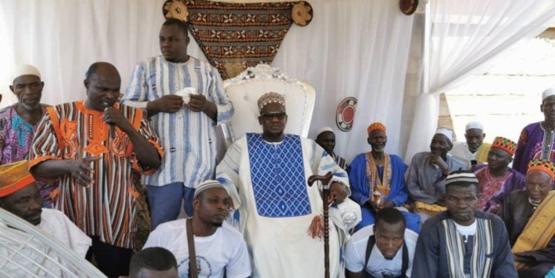 Jah Press dans ses attributs de chef traditionnel. (DR)