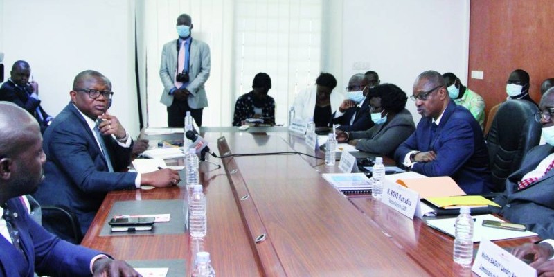 Le ministre Amadou Coulibaly a eu une séance de travail avec les administrateurs de la Caidp. (Photo : Véronique Dadié)