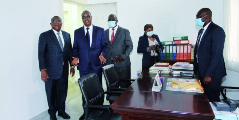 Le ministre a procédé à la visite des locaux de l'institution. (Photo : Véronique Dadié)