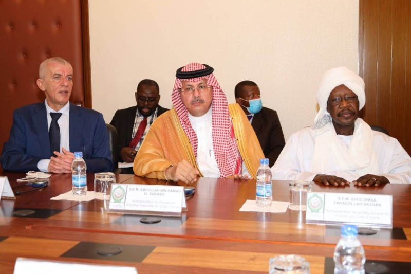 Au centre, S.E.M Abdullah Bin Hamad Alsobaiee, Ambassadeur du Royaume d'Arabie Saoudite Près la République de Côte d'Ivoire (DR)
