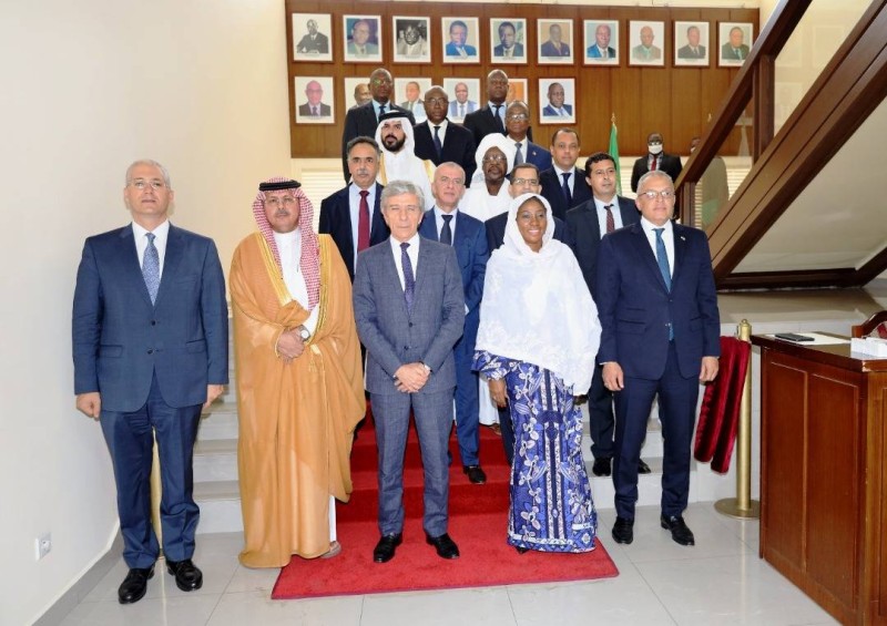 Le Groupe des Ambassadeurs Arabes posant avec la ministre d'Etat, Ministre des Affaires Etrangères, de l’Intégration Africaine et de la Diaspora, Kandia Kamissoko Camara (DR)