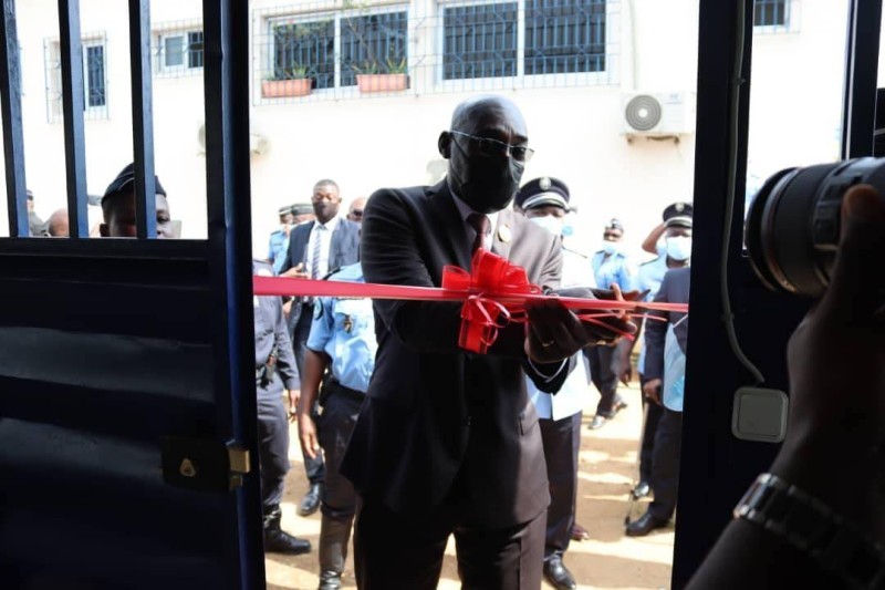 Le maire de Cocody, Jean Marc Yacé, coupant le ruban. (Photo : Dgpn)