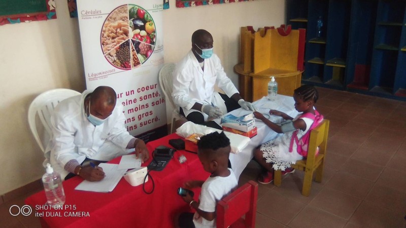 Des enfants en train d'être dépistés par des médecins. (DR)