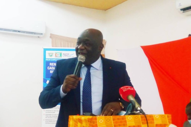 Le directeur général adjoint des Impôts présentant le projet