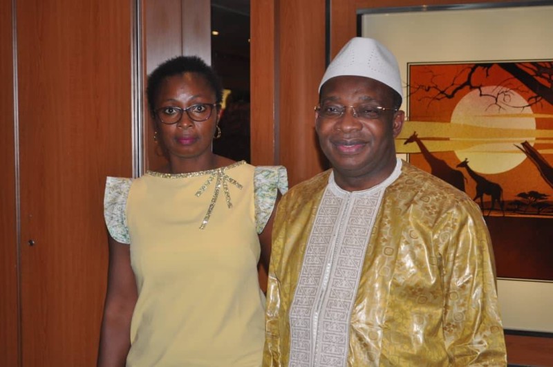 Le ministre Siandou Fofana en compagnie d'une récipiendaire (DR)
