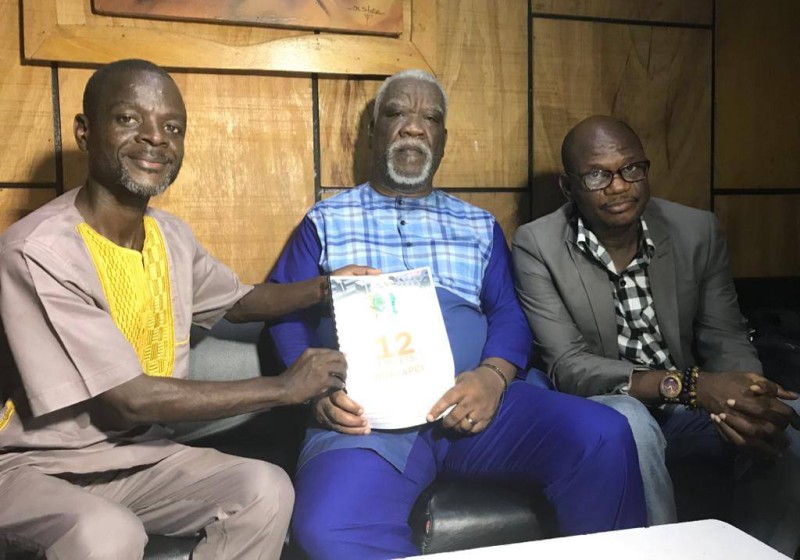 De gauche à droite, le président Sisko N'Gowa Noël Dourey et Severain Kouadio de Radio Aboisso