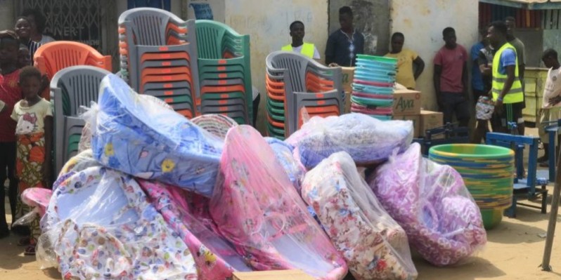 Les dons offerts par Dominique Ouattara aux femmes d'Abatta-village. (Bavane)