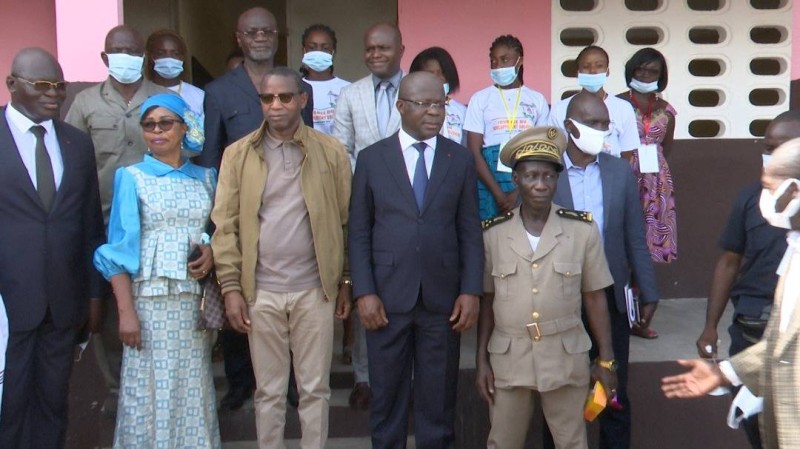 Photo de famille des personnalité ayant participé à cette fête du développement (DR)