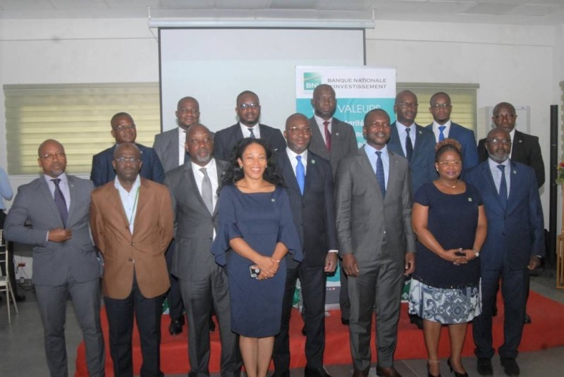 Photo de famille du Dg et des responsables de la banque (DR)