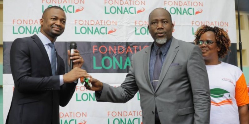 L’inspecteur Sidibé Coulibaly (à droite) heureux de recevoir les clés des mains du directeur général adjoint. (DR)