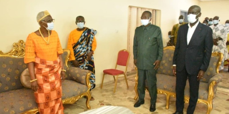 Le président du Sénat, Ahoussou-Kouadio, et le gouverneur du district de Yamoussoukro, Augustin Thiam, avec sa Majesté Nanan Akoua Boni II, reine des Baoulé. (DR)