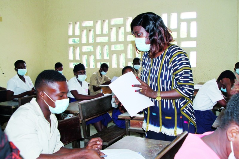 La ministre Mariatou  Koné, en distribuant officiellement des copies aux candidats,  les a exhortés à travailler dans la discipline. (Photo : Joséphine Kouadio)