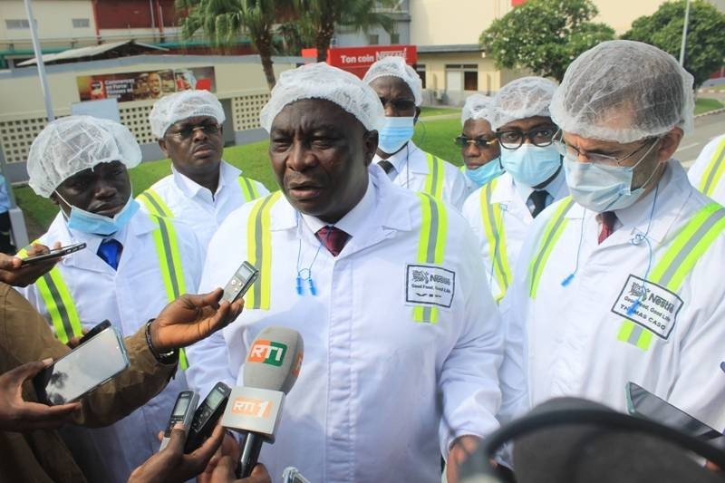 Le ministre d'Etat, ministre de l'Agriculture et du Développement rural lors de sa visite à la fabrique de Nestlé en zone 4. (Photo : Marie-Ange AKPA)