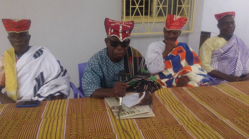 Le chef central des gouros d'Abobo (au micro)