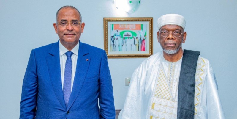 Le Premier ministre Patrick Achi en compagnie du guide religieux. (DR)