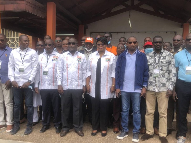 Makani Diaby entre le ministre de l’Emploi et de la Protection sociale, Adama Kamara et le directeur exécutif adjoint, Diakité Coty Souleïmane, entourés des formateurs du jour.