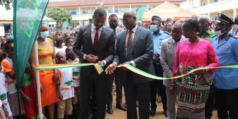Le directeur général adjoint, Ouattara Abdoulkarim, procédant à la coupure du ruban. (Photo : Bavane)