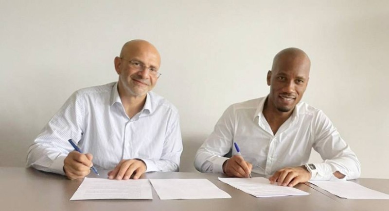 Didier Drogba, président de la fondation éponyme et le Pdg de 01 Talent, Deror Sultan, ont parafé l’accord. (Photo : DR)