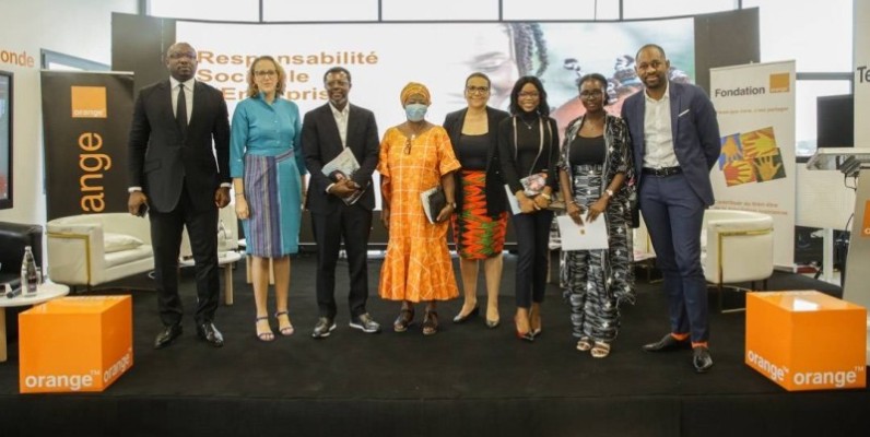 Le directeur général d’Orange Ci, Mamadou Bamba (3e à partir de la gauche), a présenté le rapport Rse de son entreprise. (Photo : Ange Kumassi).