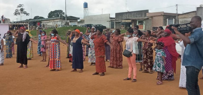 Les femmes en pleine séance de fitness au terrain de williamsville. (Marie-Ange AKPA)