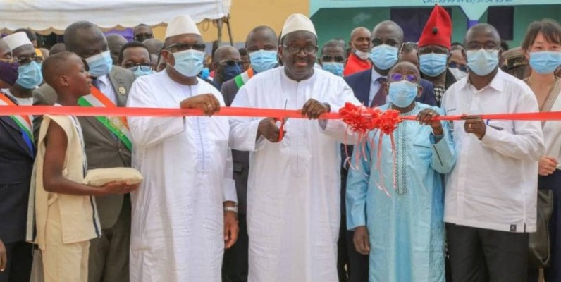 Le ministre Fidèle Sarassoro coupe le ruban de l'installation (DR)