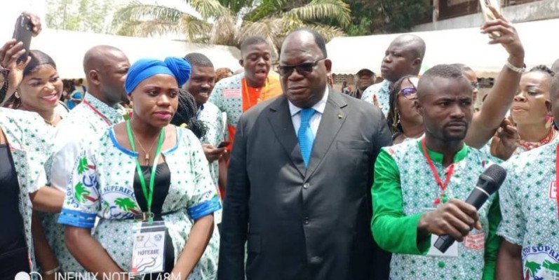 La 25e promotion des élèves-maîtres autour du ministre Laurent Tchagba, son parrain. (DR)