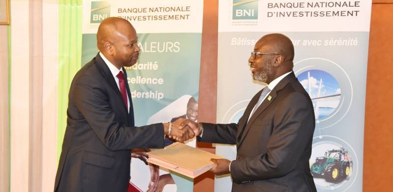 Échange de parapheurs entre les signataires. (Photo : DR)