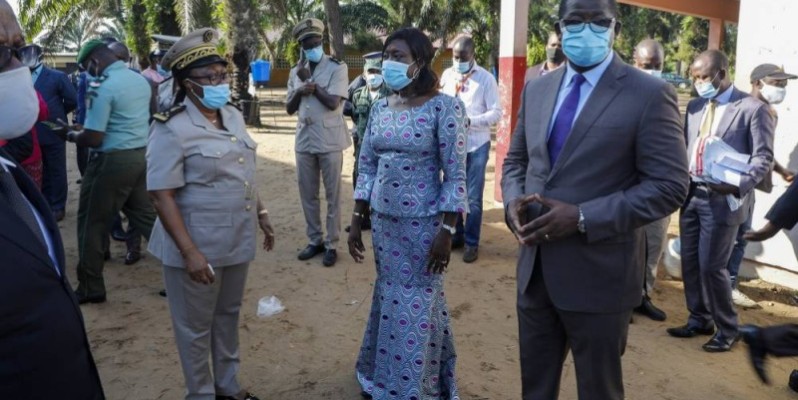 La ministre Mariatou Koné avec les autorités d'Adiaké. (Photo : DR)