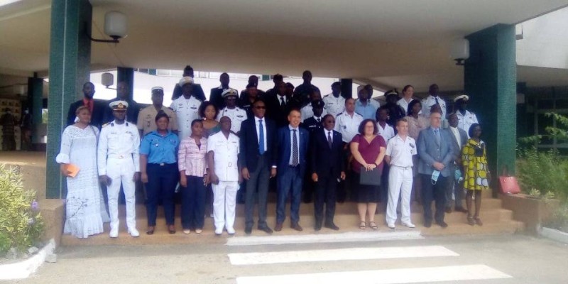  La cérémonie d’ouverture du séminaire s’est achevée par une photo de famille. (DR)