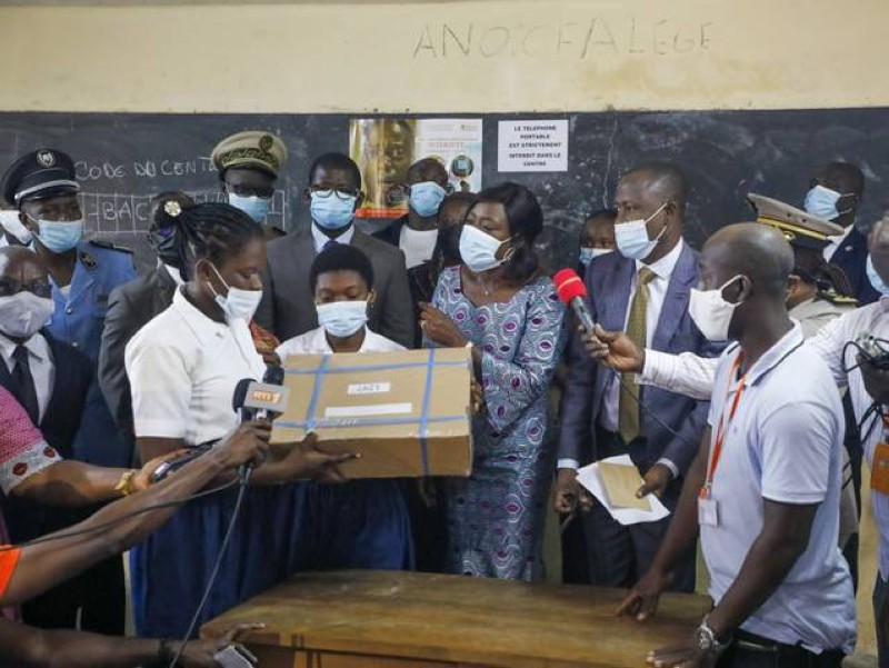 Le Pr Mariatou Koné a donné à Adiaké le top départ du Bac 2021. (DR)