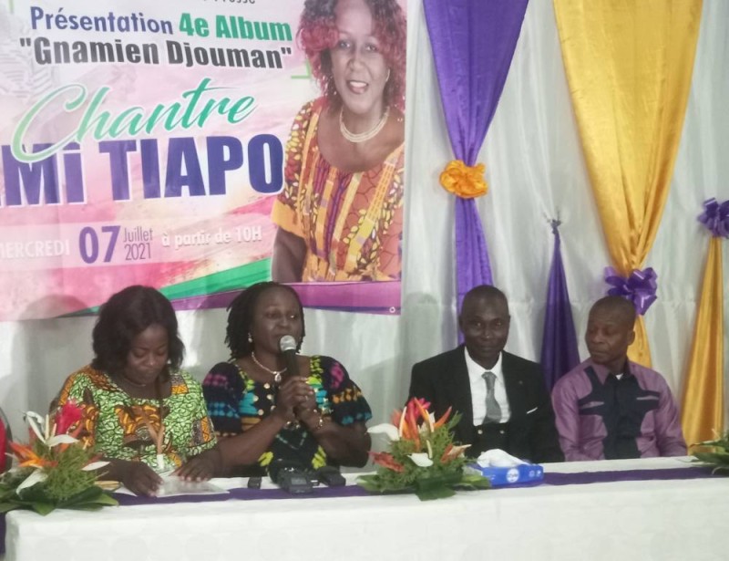 La chantre Emi Tiapo (au micro) lors de la dédicace de son 4è album, le 7 juillet 2021