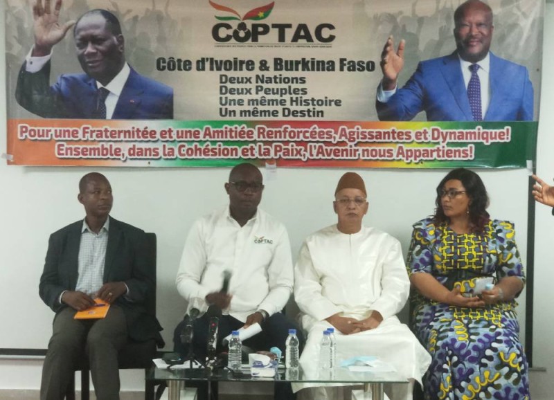 SEM Osmane Ag Rahissa, ambassadeur du Mali en Côte d'Ivoire (boubou blanc) et Désiré Yaméogo, président de la Cop-Tac encadre par la vice-présidente de la Cop-Tac et le représentant du consul général du Burkina Faso à Abidjan