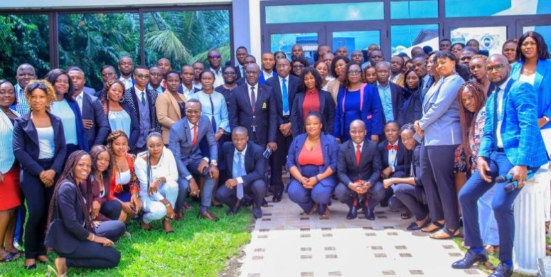 Photo de famille des diplômés avec les formateurs et les bailleurs de la formation. (Dr) 