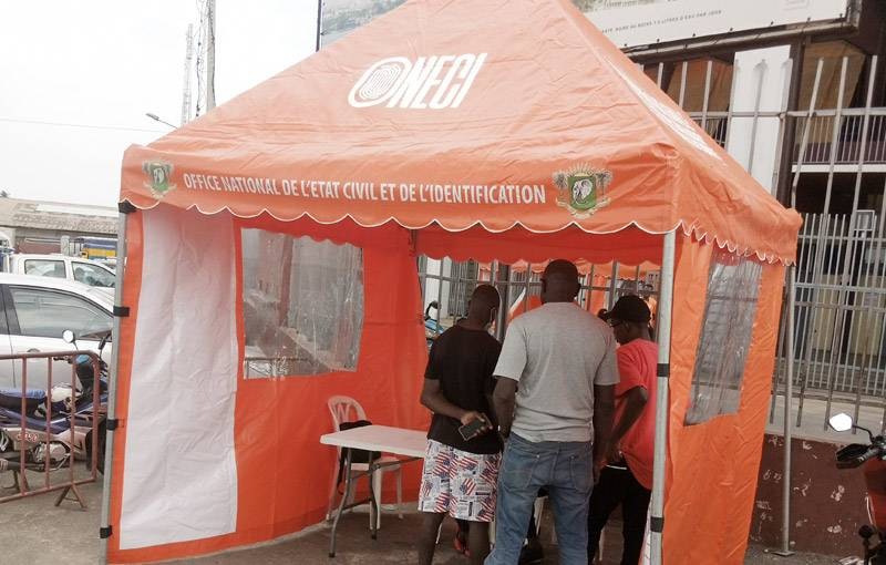 Un stand de l'Oneci avec quelques requérants. (Photo : Patrick N'Guessan)