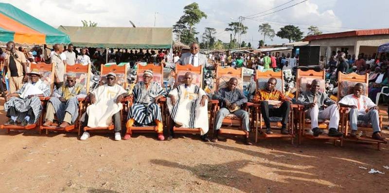 Dr Serey Doh Célestin posant fièrement avec des chefs traditionnels. (Photo : Saint-Tra Bi)