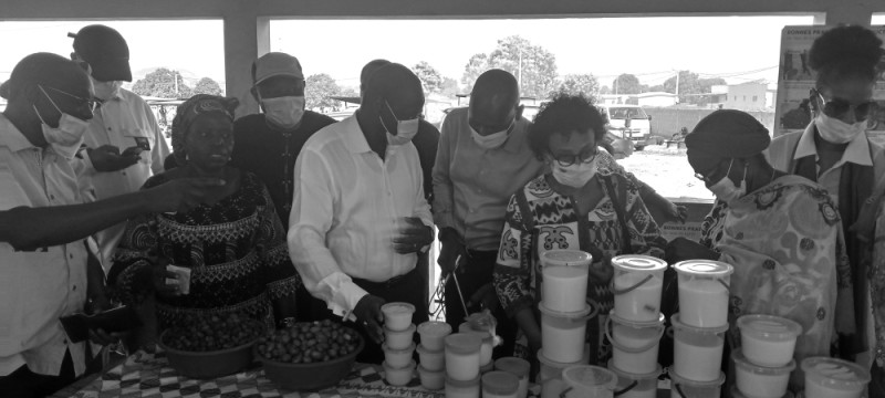 Les productrices de karité ont reçu la visite de Ousmane Diagana. (Photo : Charles Kazoni)